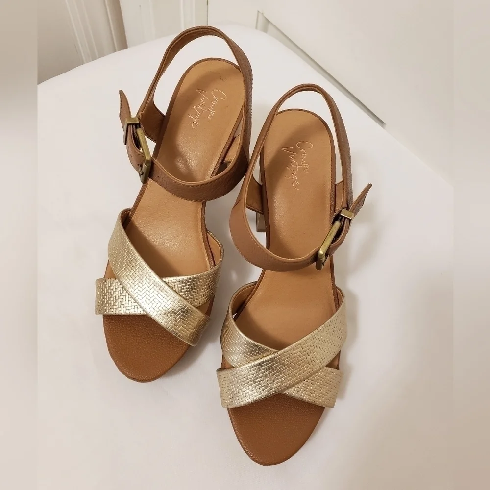 EUC Crown Vintage Goldtone & Beige LeatherPlatform Heels Size 9.5